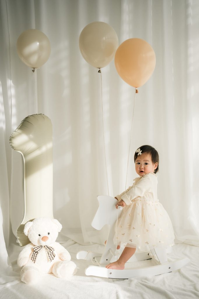 Mädchen feiert mit 1. Geburtstag