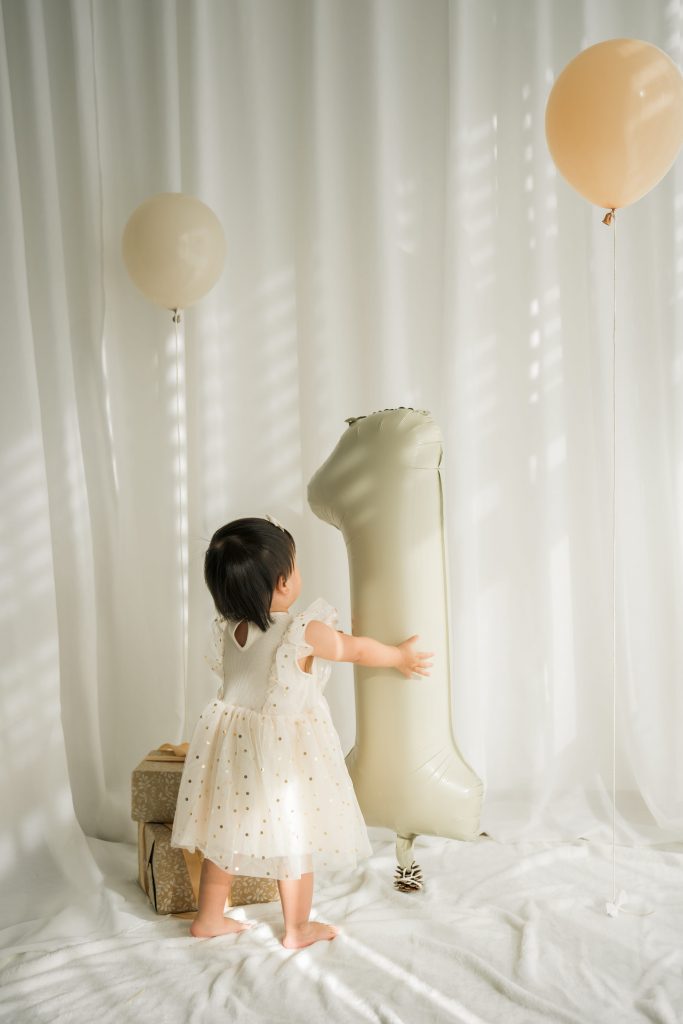 Mädchen feiert mit 1. Geburtstag