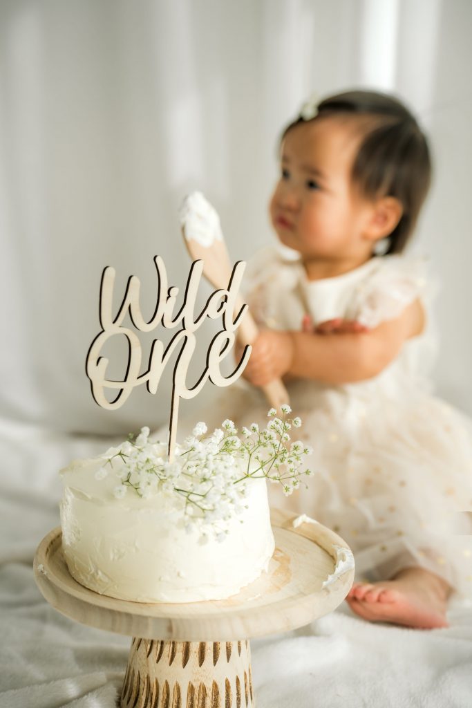 Mädchen feiert mit 1. Geburtstag