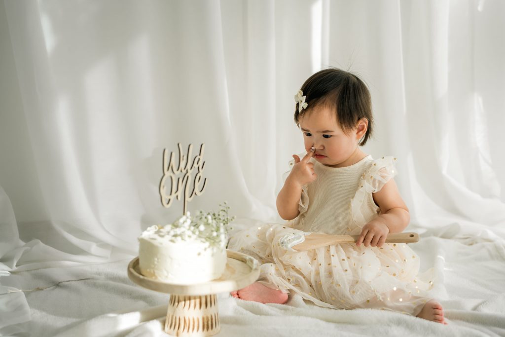 Mädchen feiert mit 1. Geburtstag